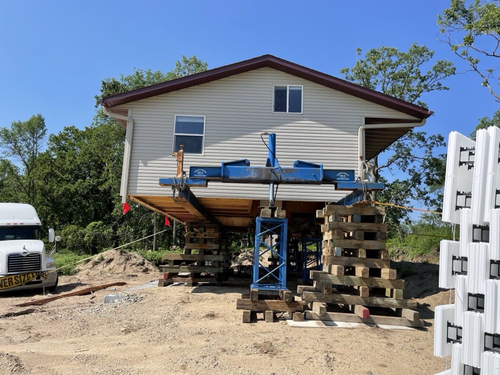 The cabin on it's new property, ready for a new "life"!